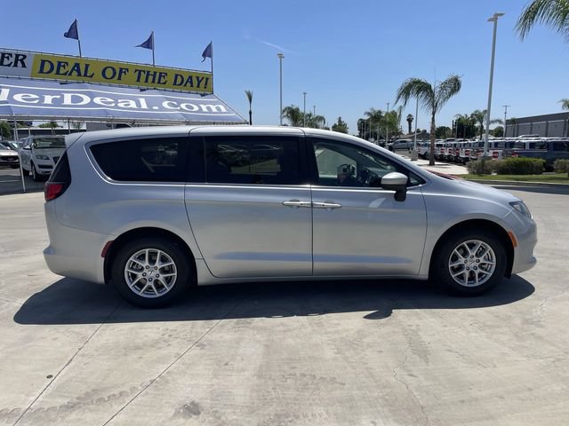 Used 2022 Chrysler Voyager LX FWD image 9