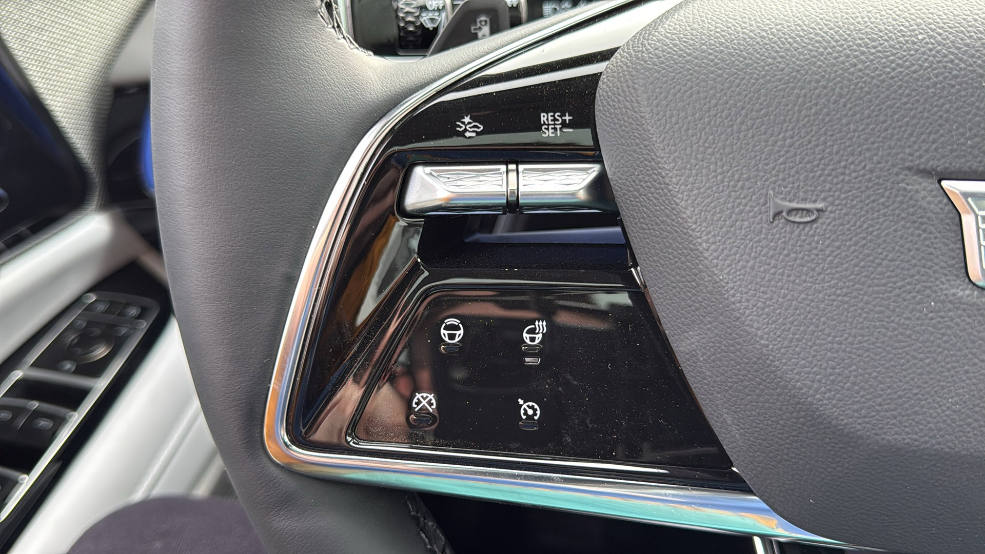 New 2026 Cadillac Optiq Luxury 2 image 14