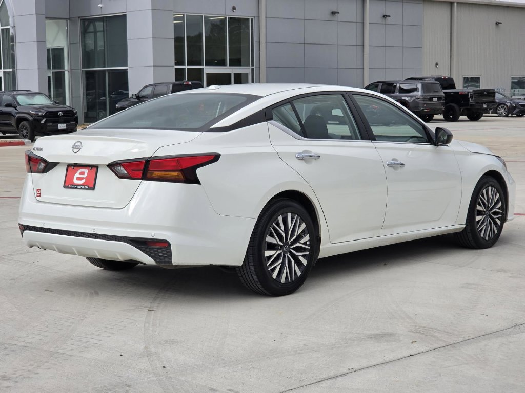Used 2025 Nissan Altima 2.5 SV FWD image 8