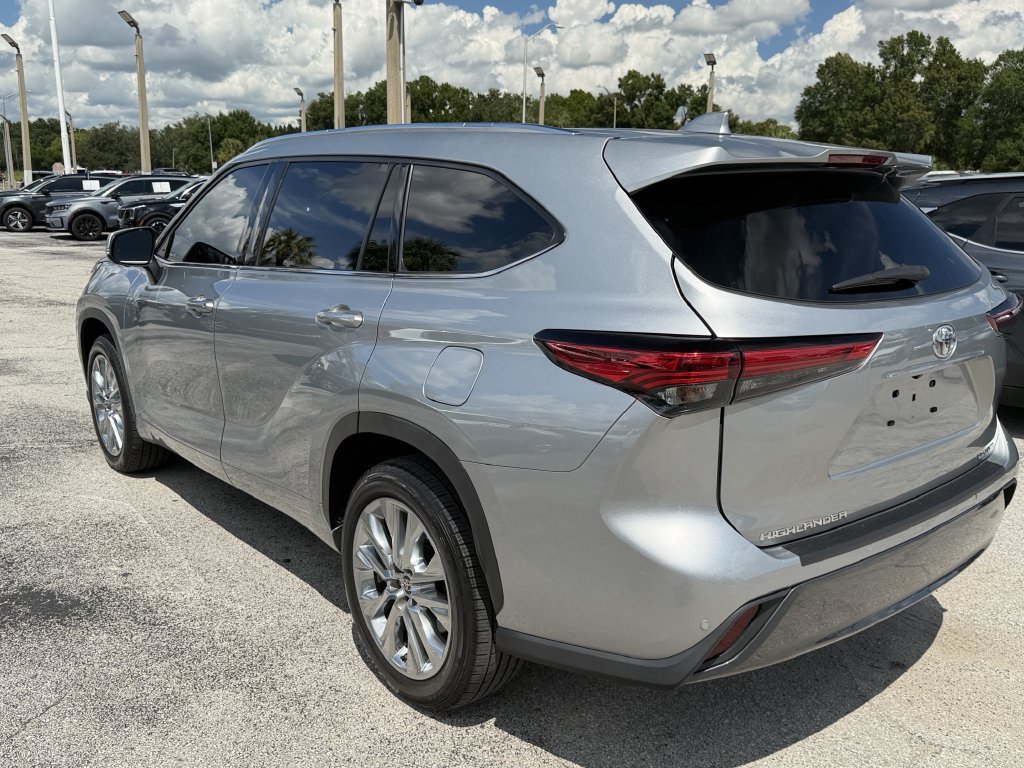 Used 2023 Toyota Highlander Limited FWD image 7