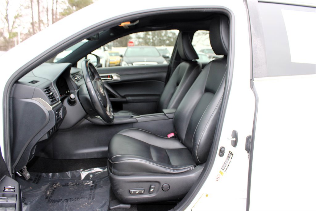 Used 2015 Lexus CT 200h w/ F Sport w/Nuluxe Interior image 16