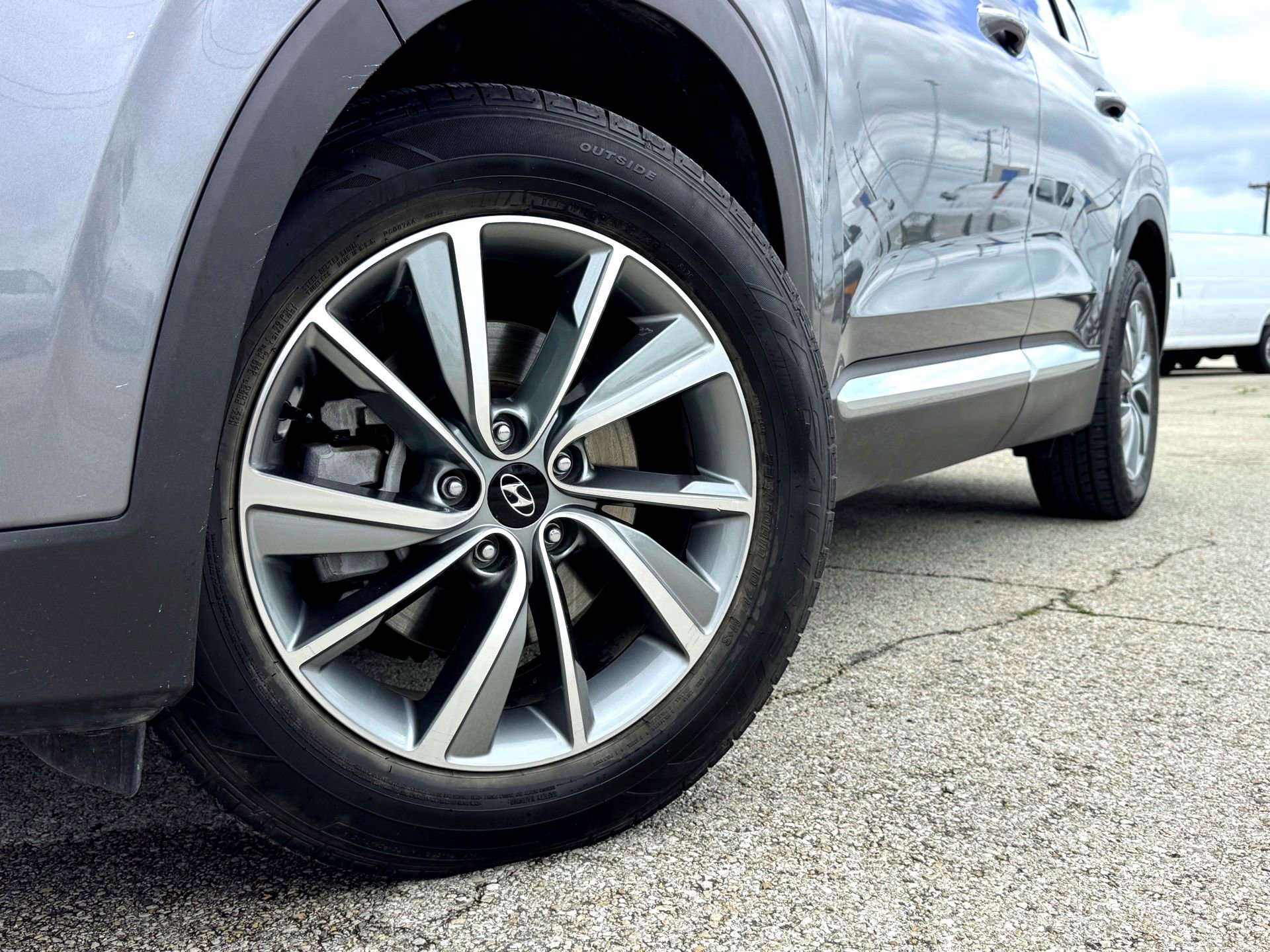Used 2019 Hyundai Santa Fe Limited FWD image 2