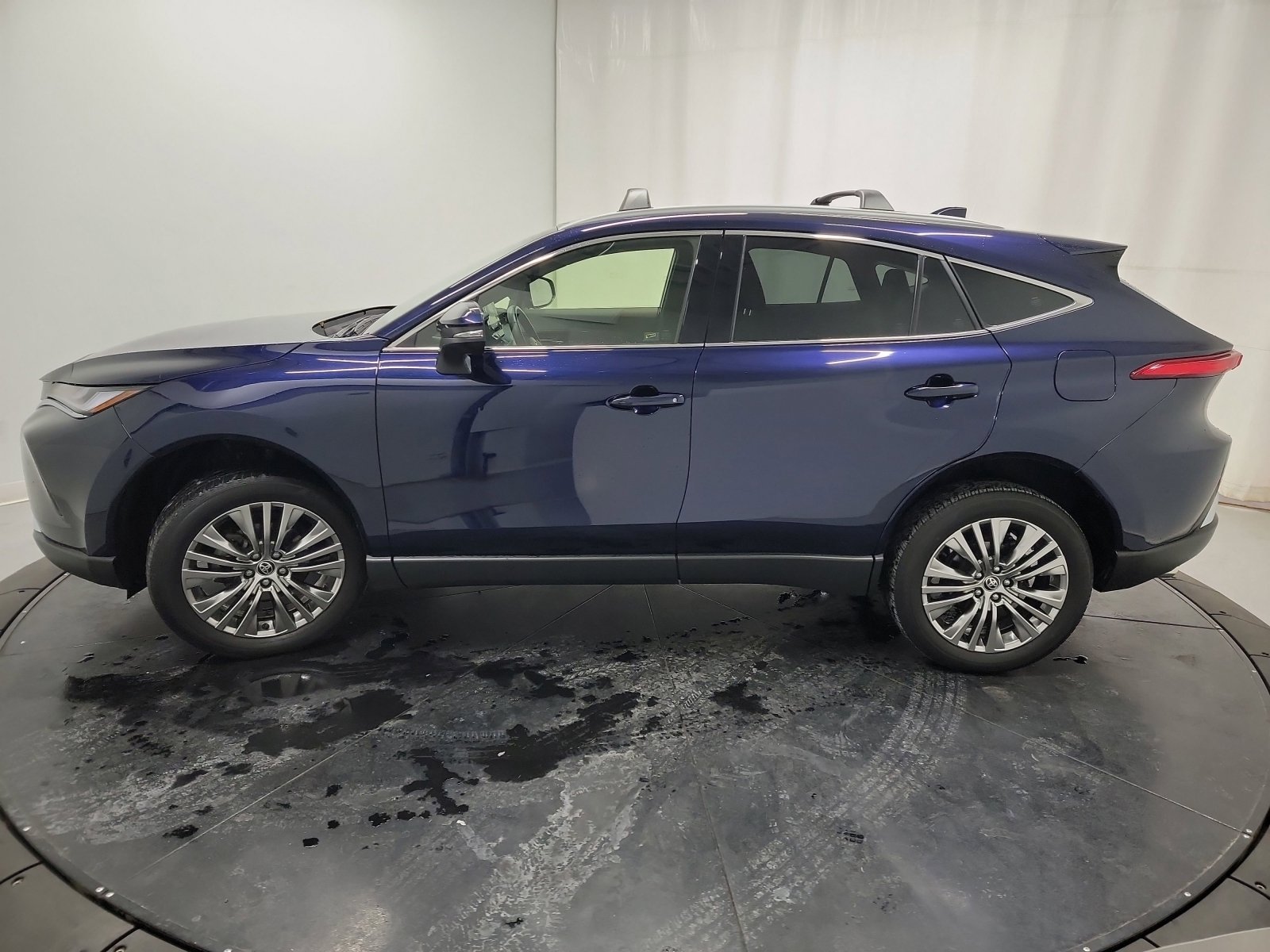 Used 2022 Toyota Venza XLE image 4