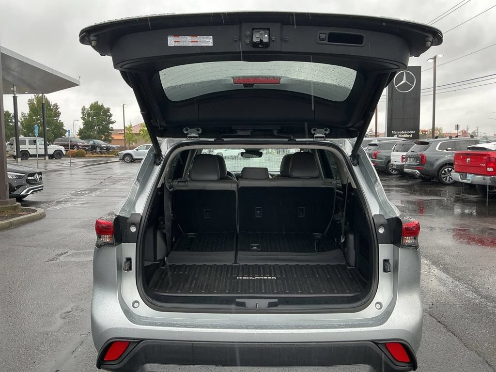 Used 2020 Toyota Highlander XLE AWD/4WD image 28