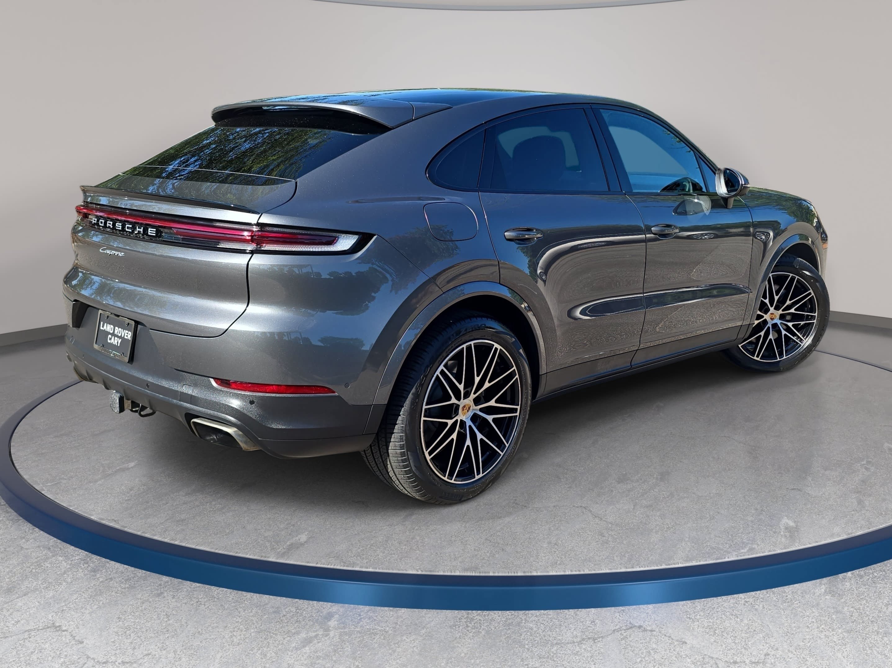 Used 2024 Porsche Cayenne Coupe AWD/4WD image 5