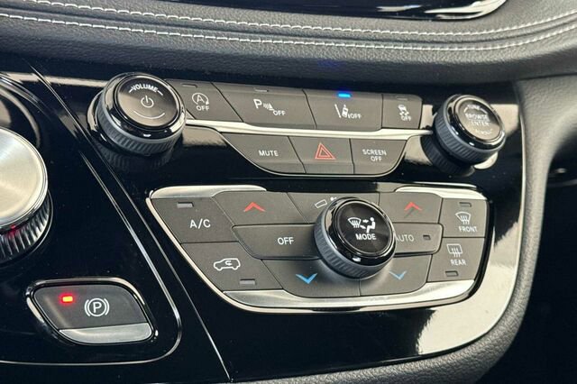 New 2026 Chrysler Pacifica Select image 18