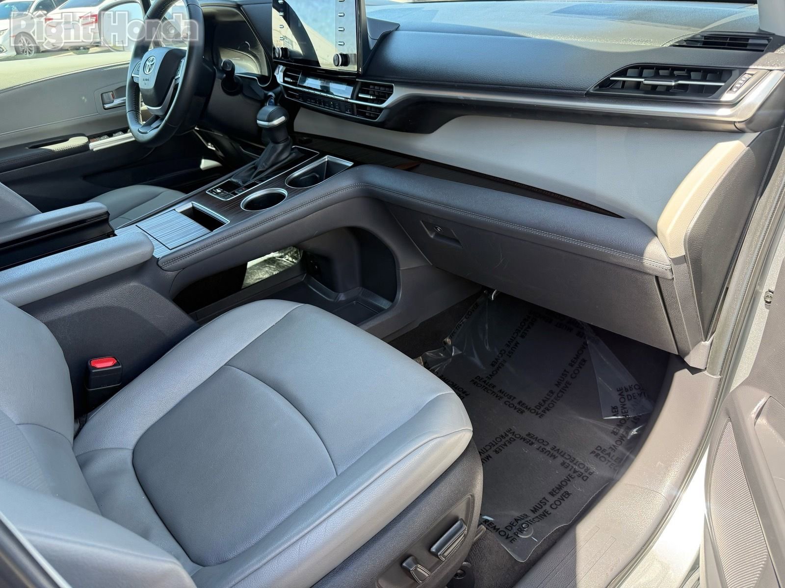 Used 2024 Toyota Sienna XLE FWD image 30