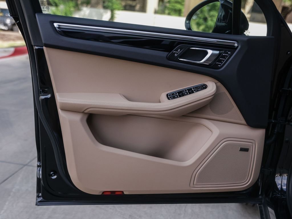 Certified 2025 Porsche Macan image 28