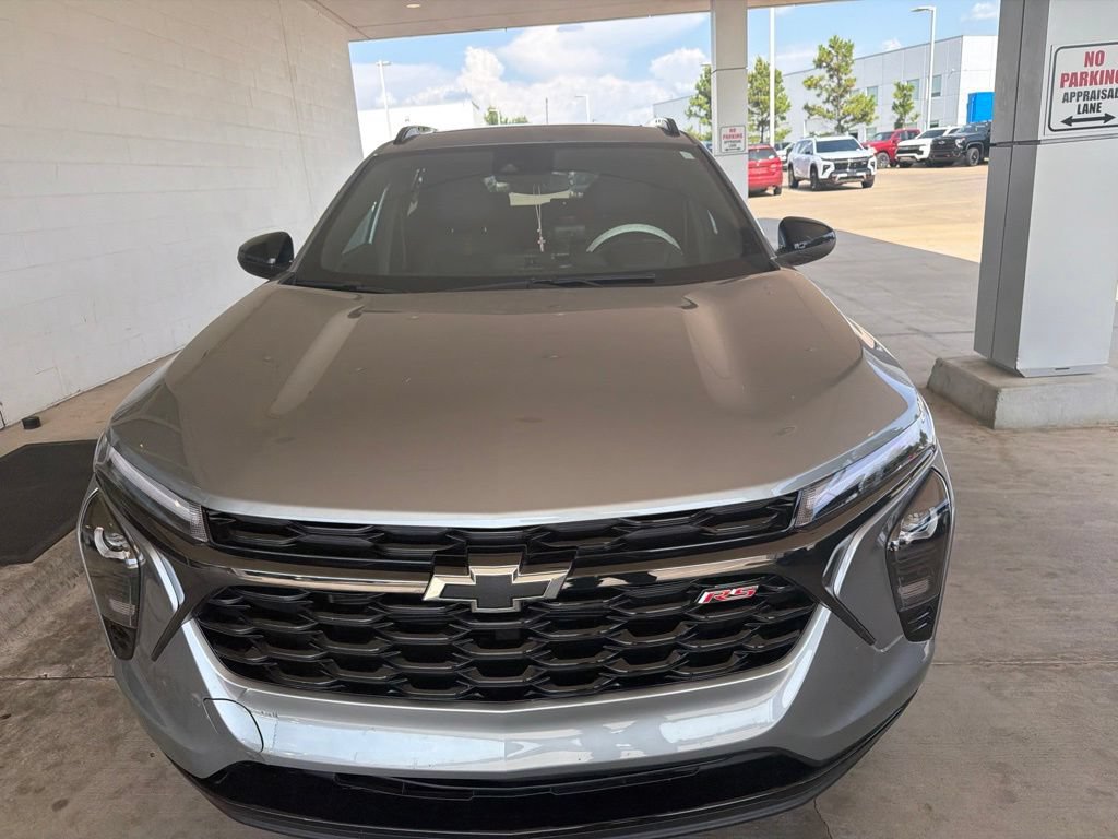 Used 2024 Chevrolet Trax RS w/ Sunroof Package FWD image 2