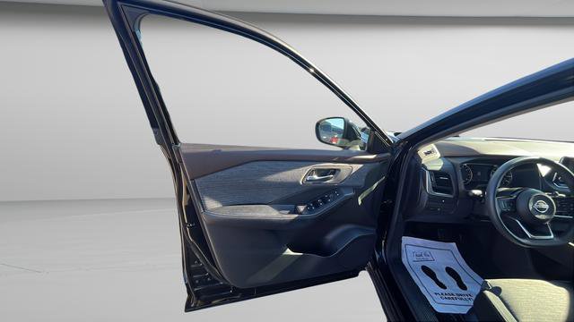 Used 2023 Nissan Rogue SV image 9