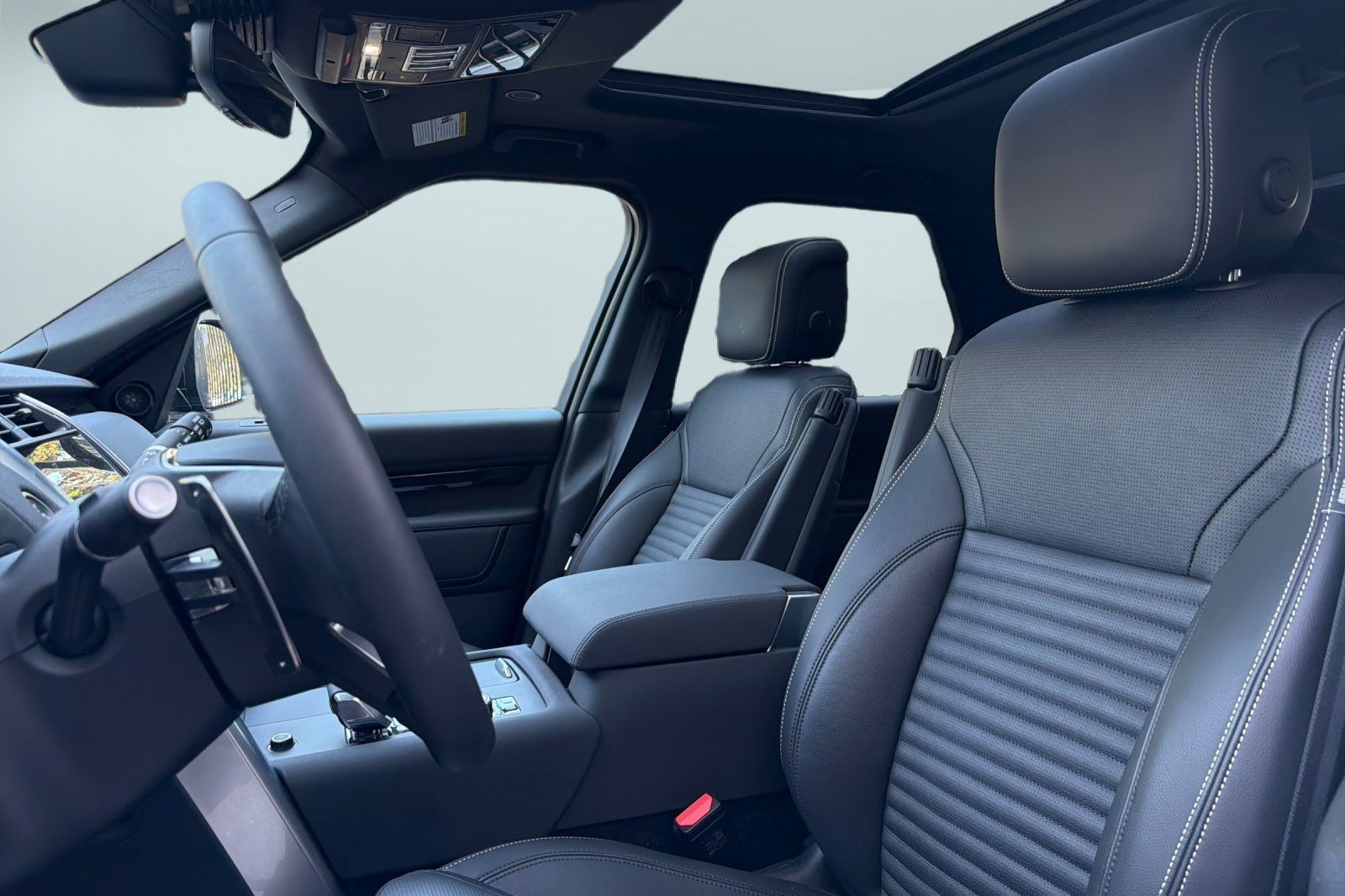 Certified 2025 Land Rover Discovery S AWD/4WD image 5