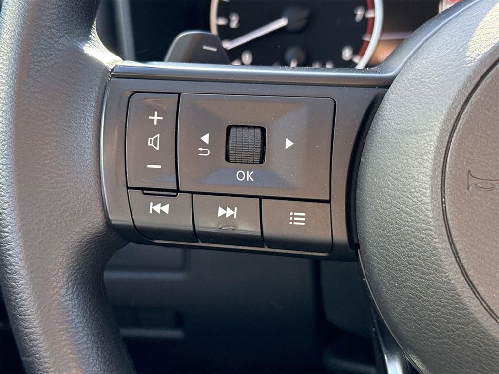 Used 2023 Nissan Rogue S image 32