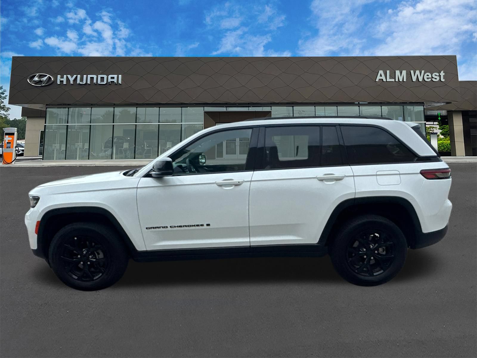 Used 2025 Jeep Grand Cherokee Altitude AWD/4WD image 8