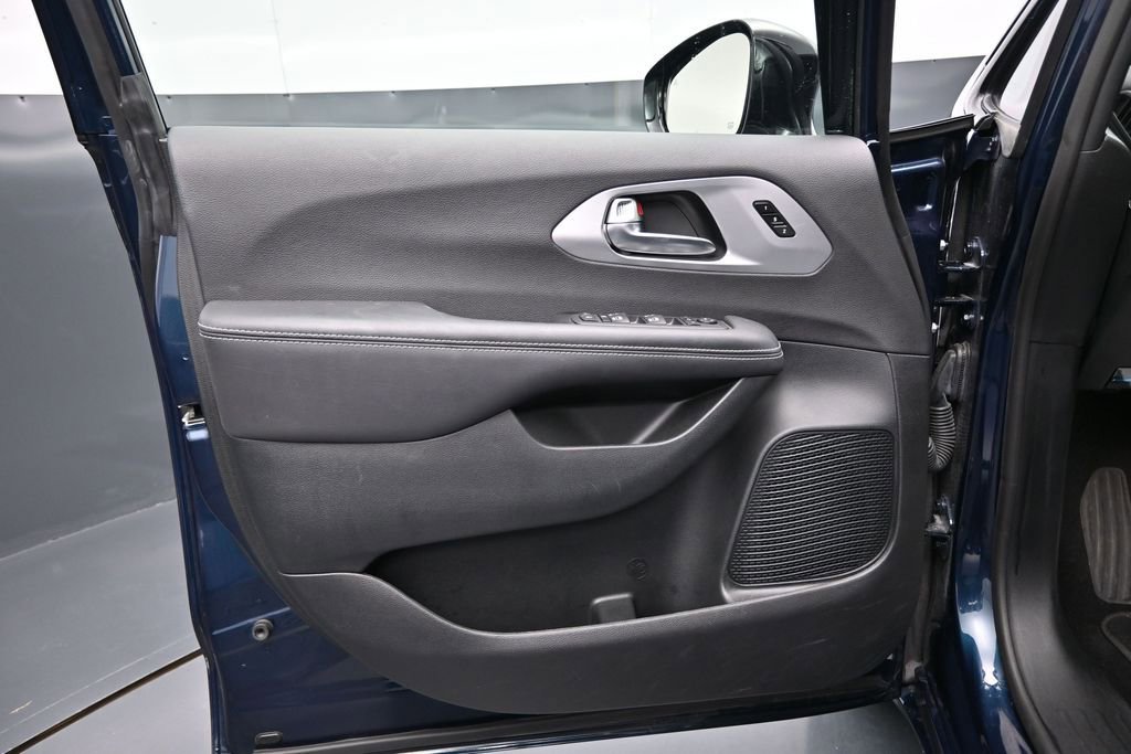 Used 2025 Chrysler Pacifica Limited FWD image 10