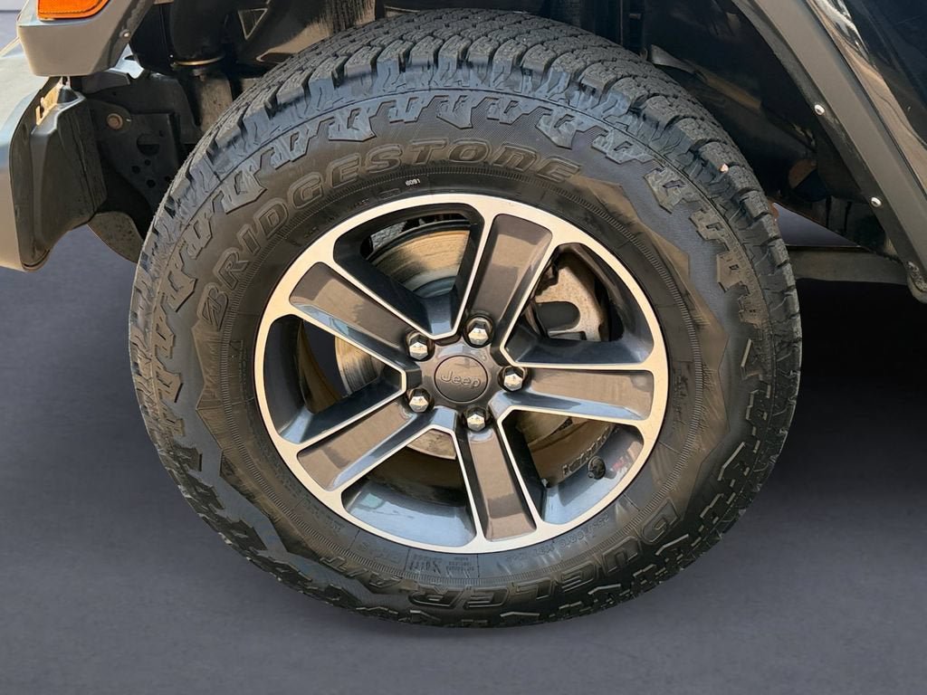 Used 2023 Jeep Wrangler Unlimited Sahara w/ Cold Weather Group AWD/4WD image 9