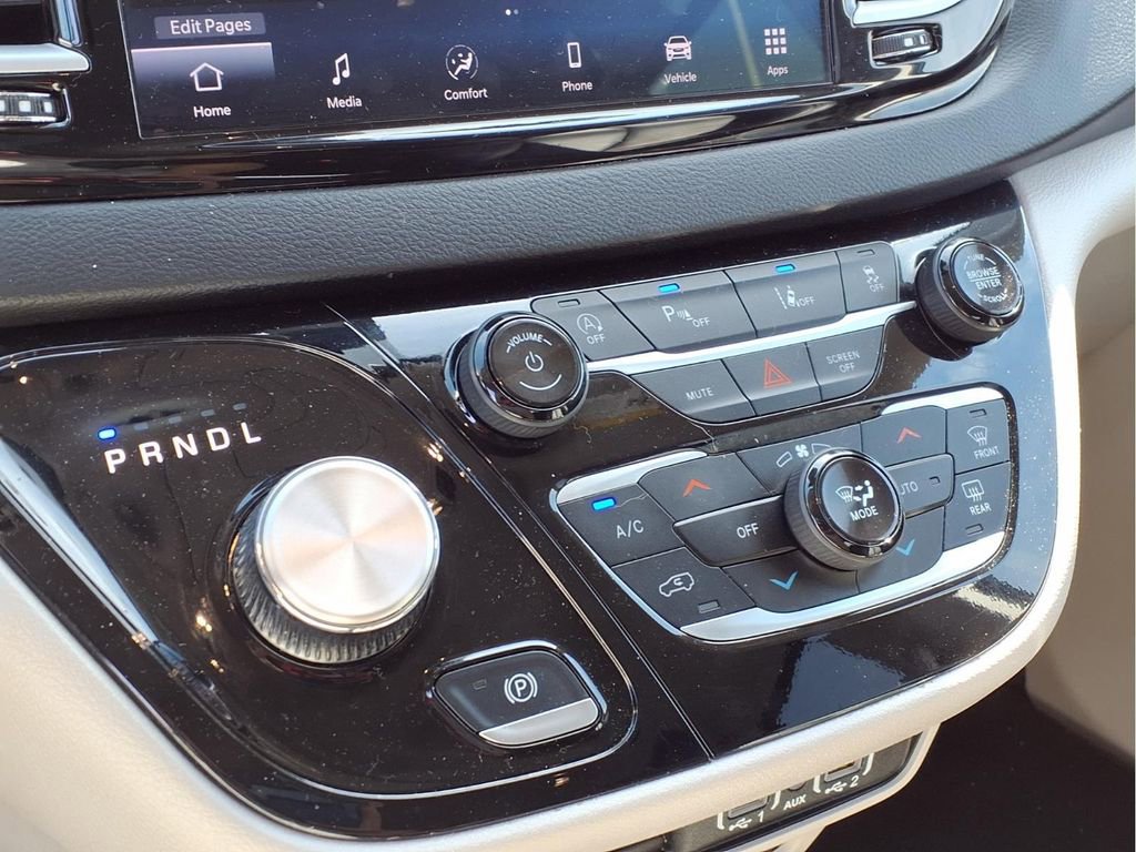 Used 2024 Chrysler Pacifica Touring-L FWD image 5