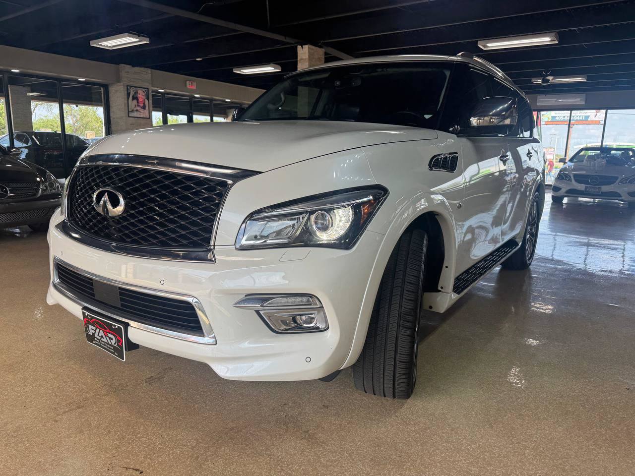 Used 2017 INFINITI QX80 2WD w/ Deluxe Technology Package image 3