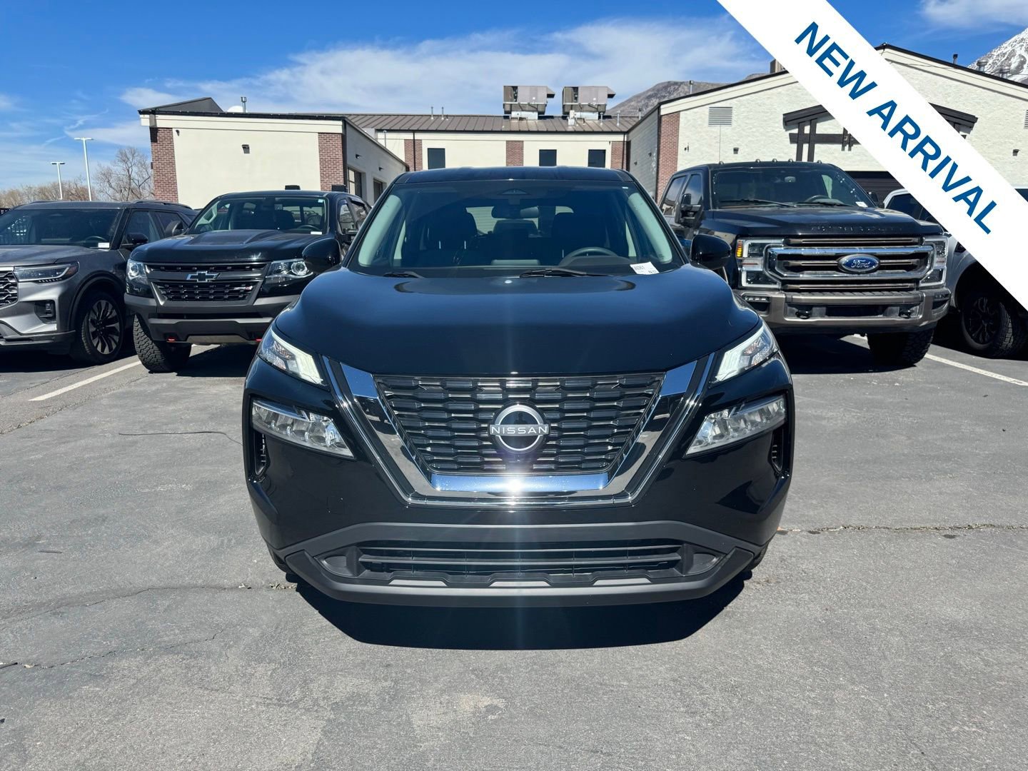 Used 2022 Nissan Rogue SV image 2