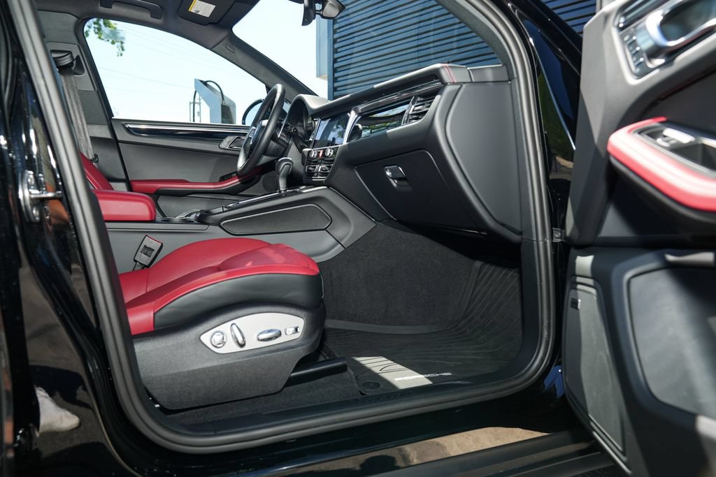 Certified 2026 Porsche Macan AWD/4WD image 35