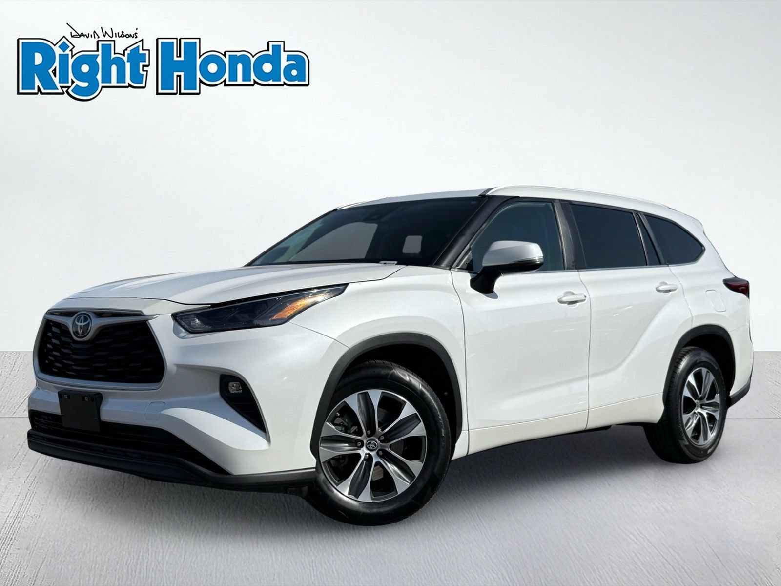 Used 2023 Toyota Highlander XLE FWD video 2