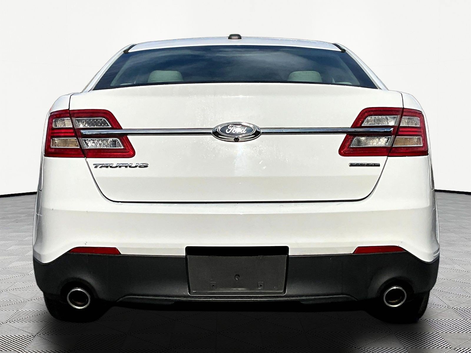 Used 2016 Ford Taurus SE FWD image 5