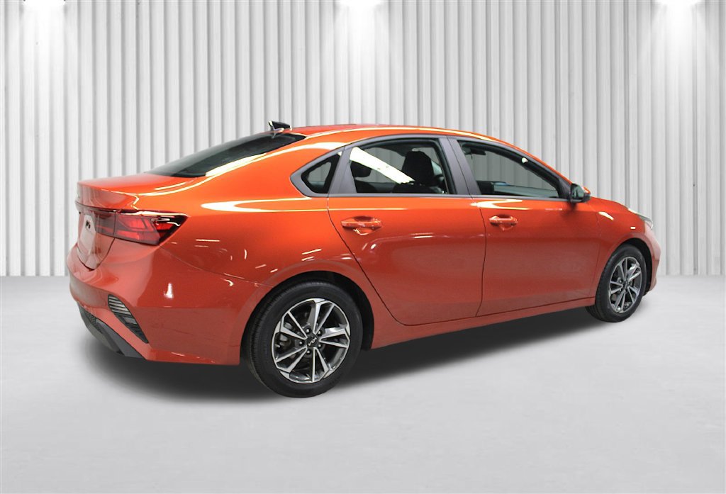 Used 2023 Kia Forte LXS w/ LXS Technology Package FWD image 3