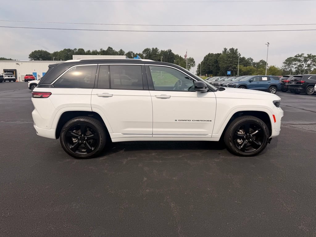 Used 2022 Jeep Grand Cherokee Summit w/ Luxury Tech Group V AWD/4WD image 11
