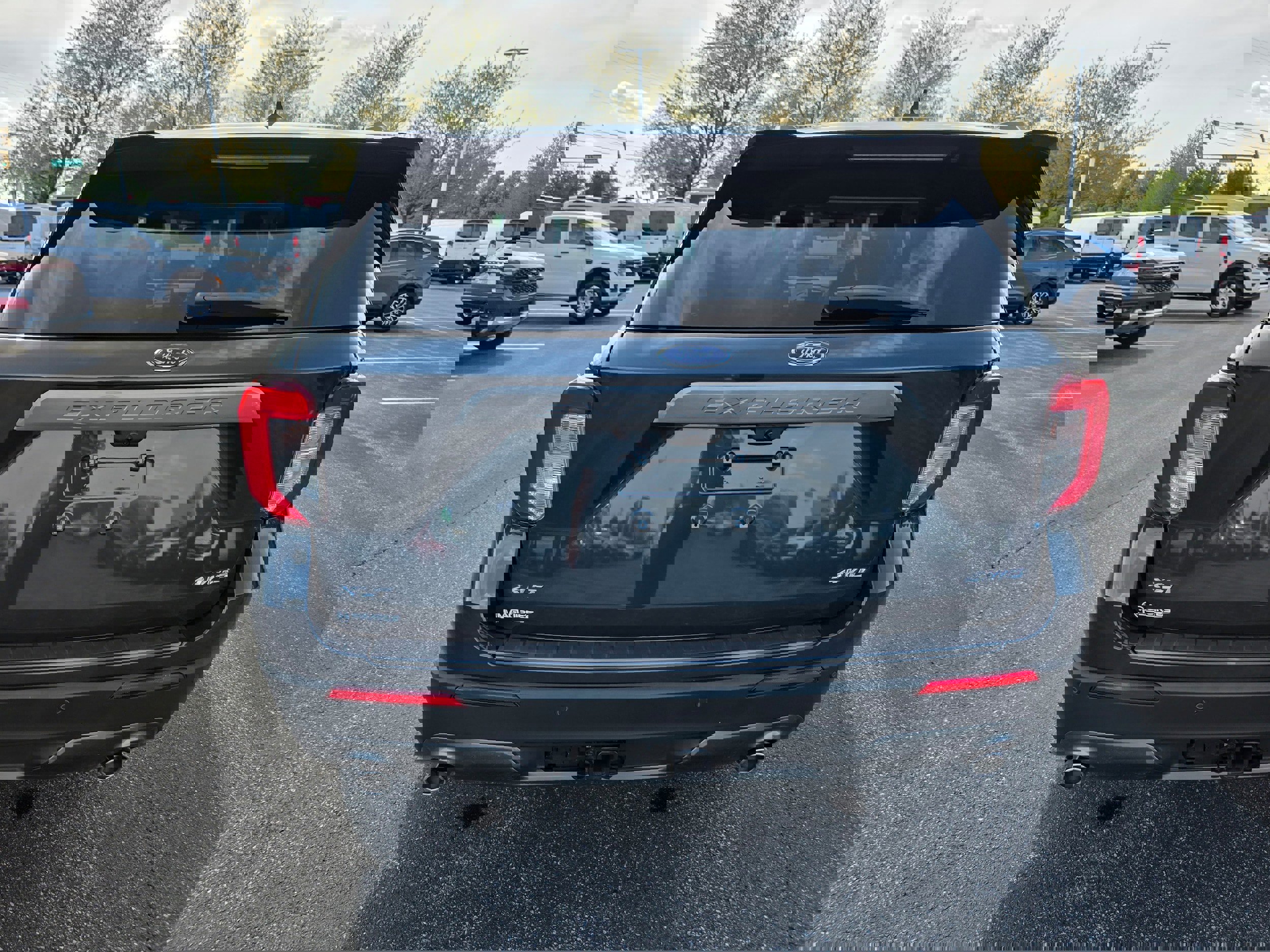 Used 2023 Ford Explorer XLT w/ Equipment Group 202A image 4