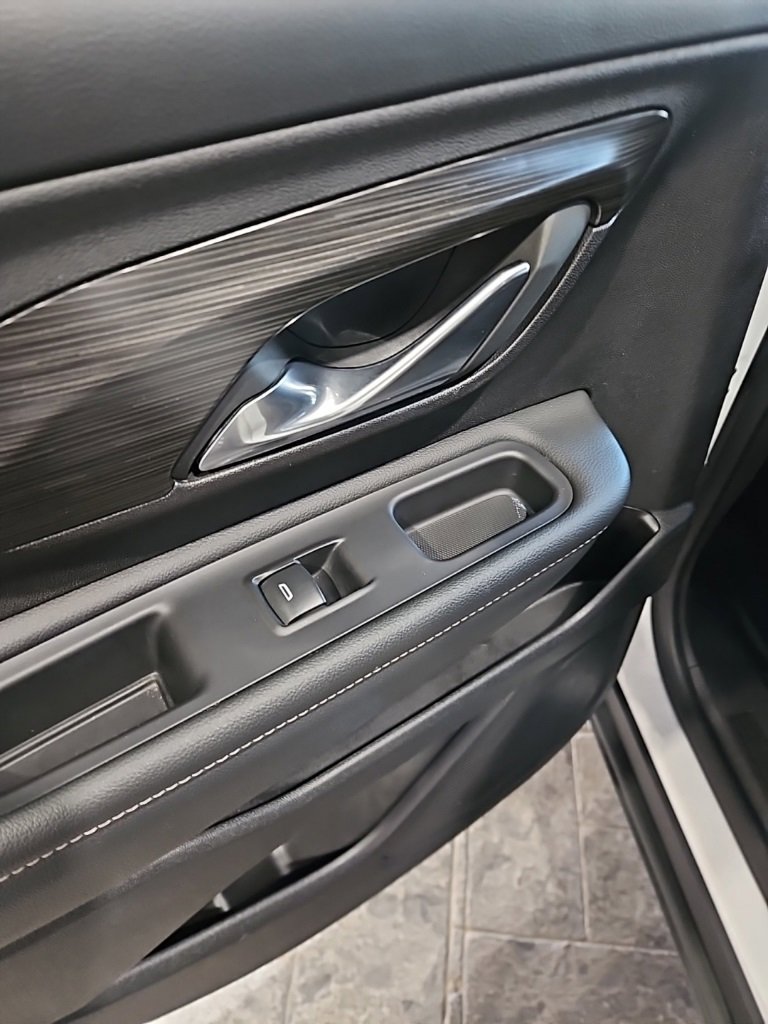 Used 2024 GMC Terrain SLT image 21