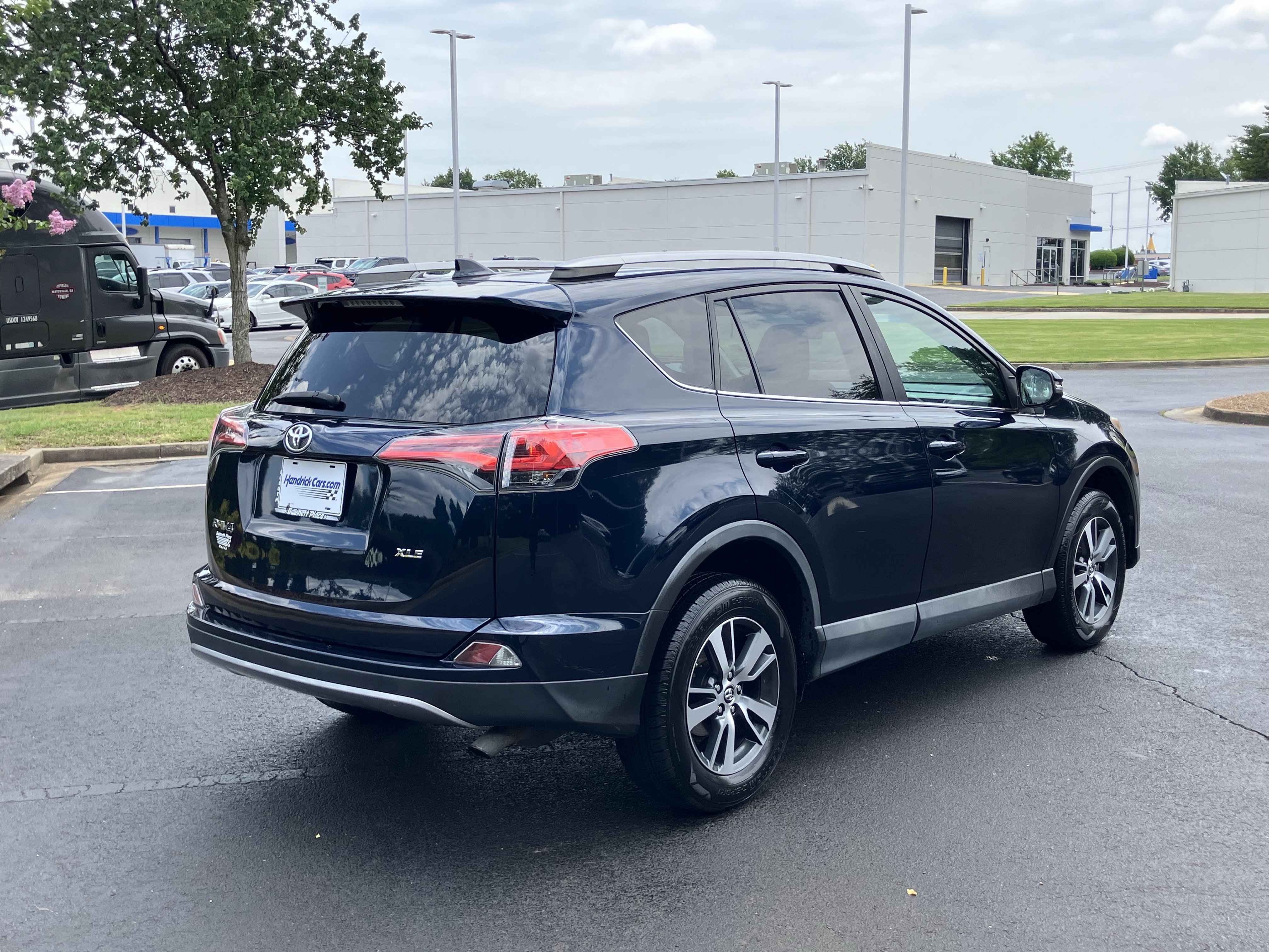 Used 2017 Toyota RAV4 XLE FWD image 10