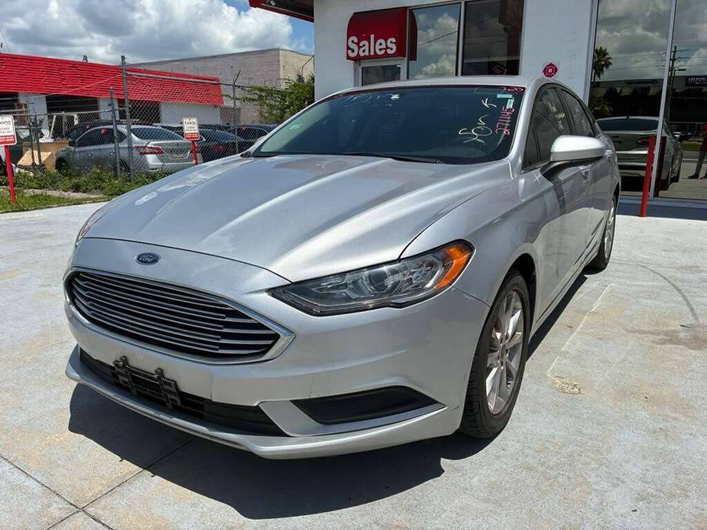 Used 2017 Ford Fusion SE FWD image 2