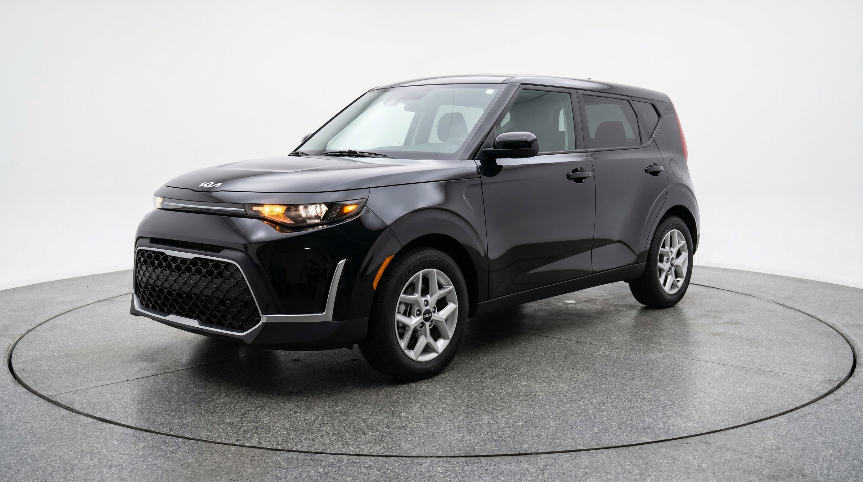 Used 2025 Kia Soul LX w/ LX Technology Package FWD image 3