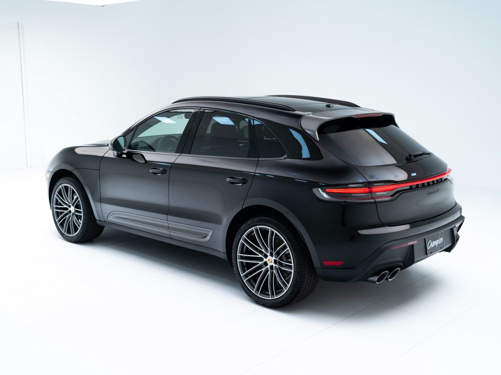 Certified 2026 Porsche Macan Turbo AWD/4WD image 3