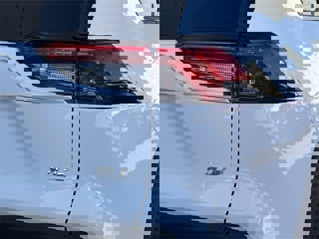 Used 2020 Toyota RAV4 XLE Premium image 7