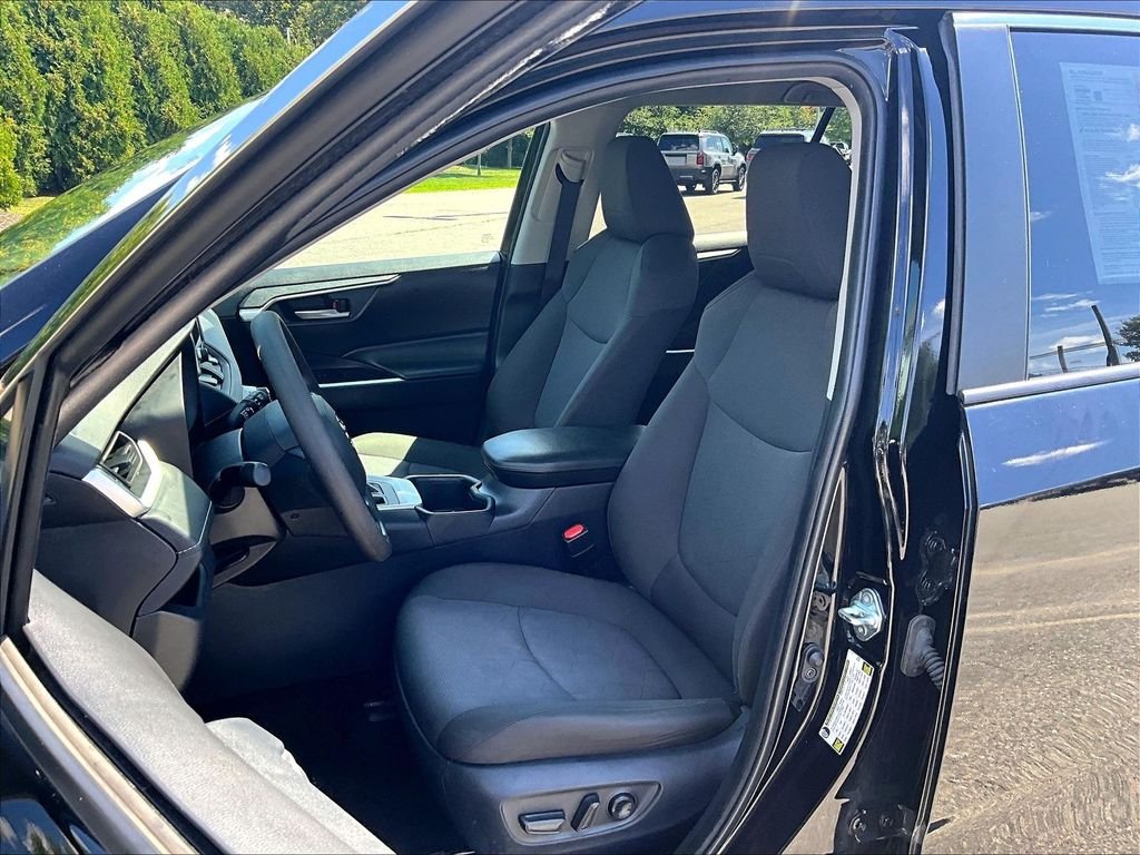 Used 2025 Toyota RAV4 XLE AWD/4WD image 10