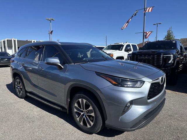 Used 2022 Toyota Highlander XLE image 4