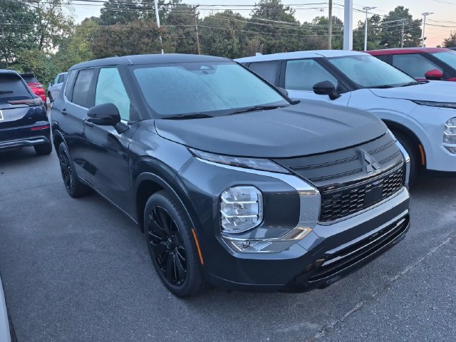 New 2026 Mitsubishi Outlander LE FWD image 2