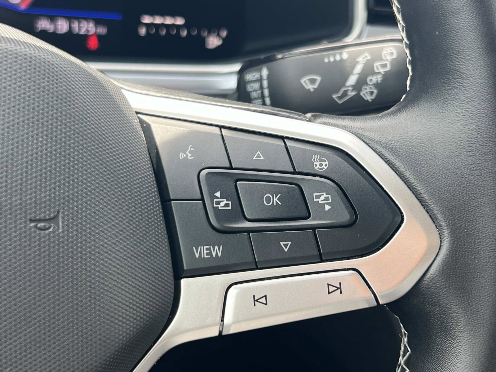 Used 2025 Volkswagen Taos SE w/ Panoramic Sunroof Package image 10