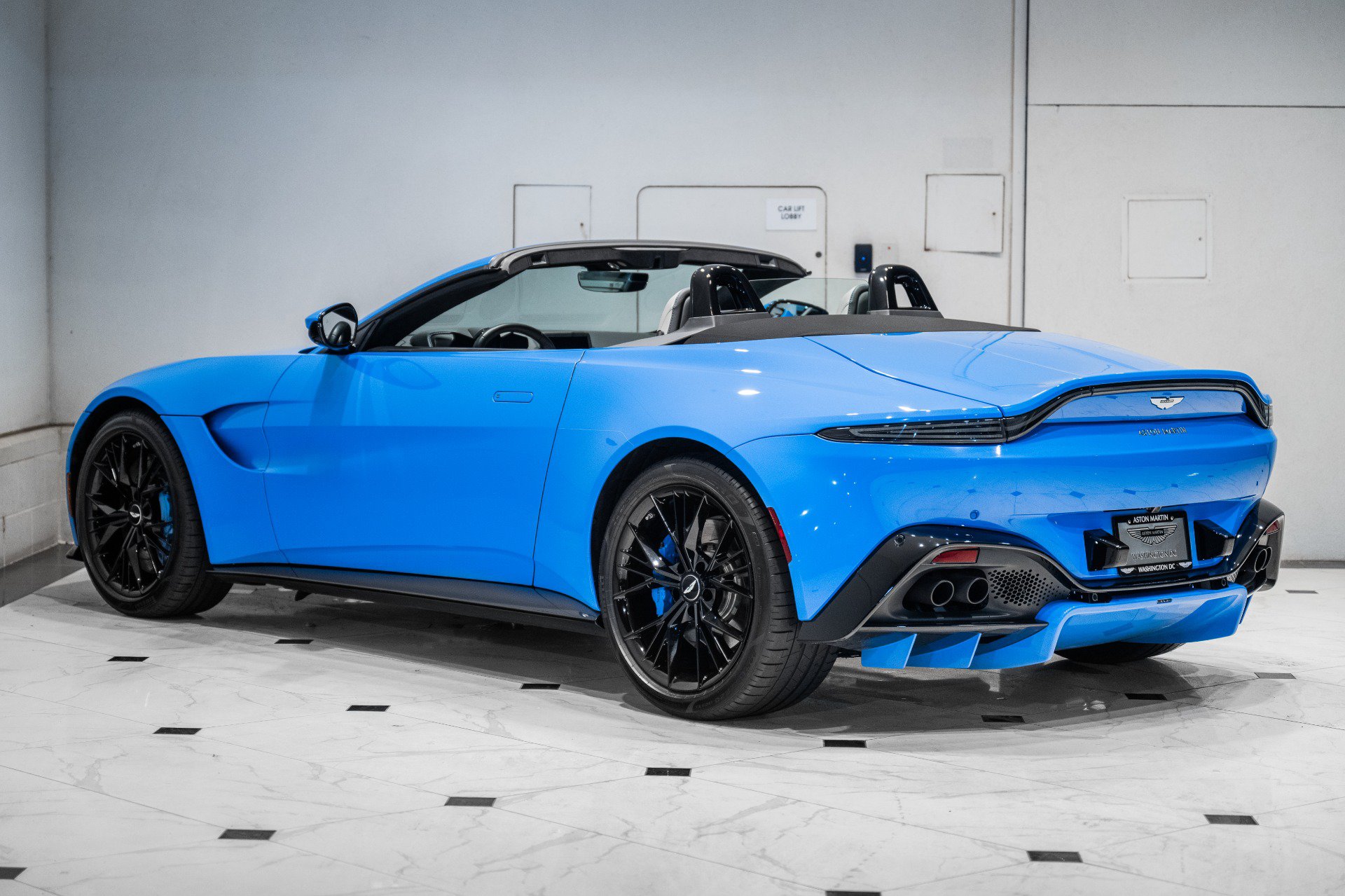 Used 2021 Aston Martin V8 Vantage Roadster RWD image 2