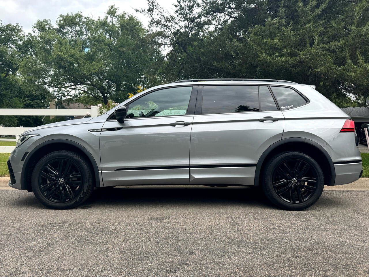 Used 2022 Volkswagen Tiguan SE R-Line image 2