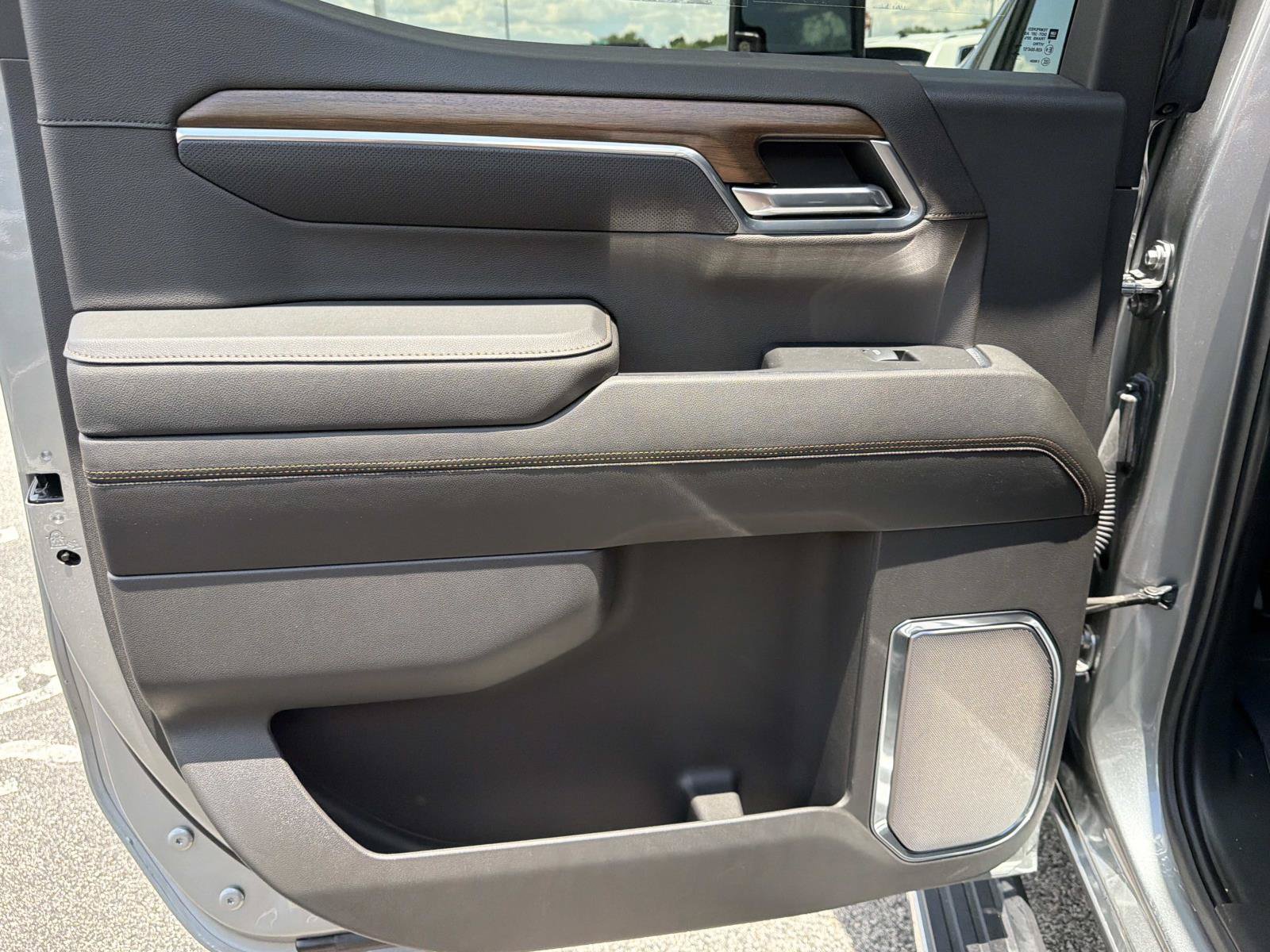 Used 2024 Chevrolet Silverado 1500 High Country w/ High Country Premium Package AWD/4WD image 14
