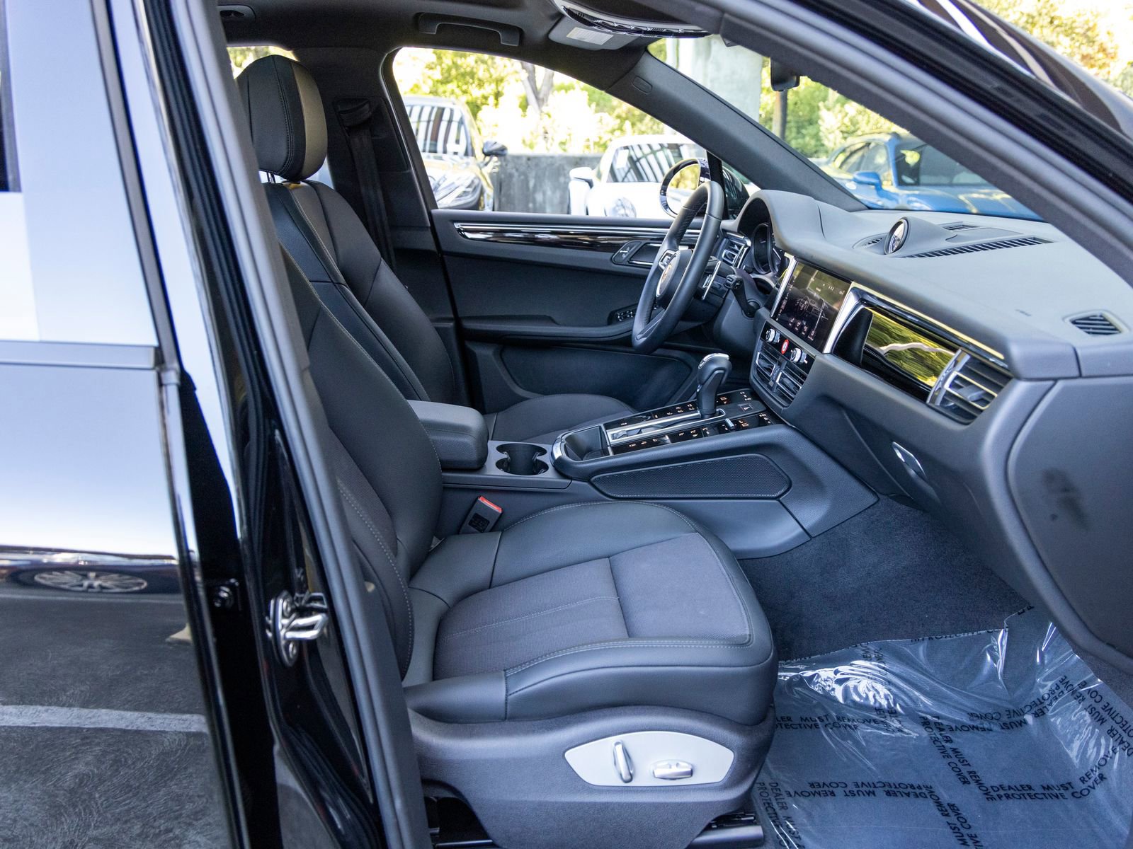 Certified 2025 Porsche Macan AWD/4WD image 57