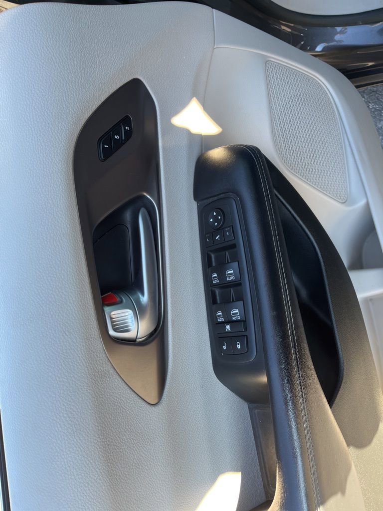 Used 2018 Chrysler Pacifica Limited w/ Tire & Wheel Group image 21