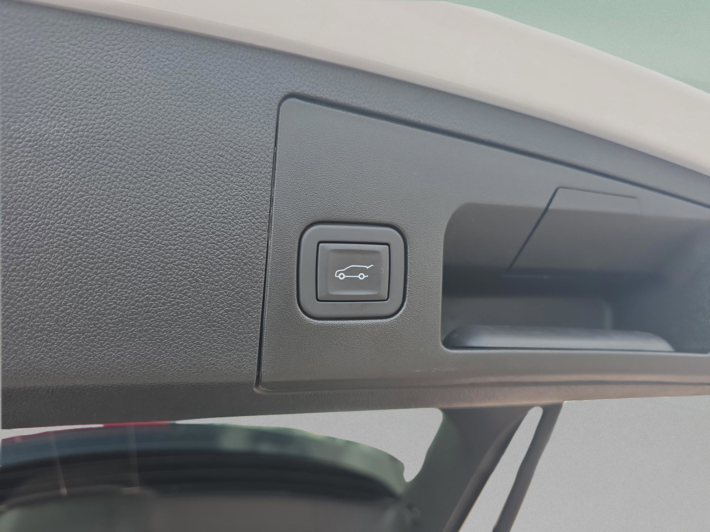 Used 2025 Cadillac XT4 Premium Luxury w/ Cold Weather Package FWD image 6