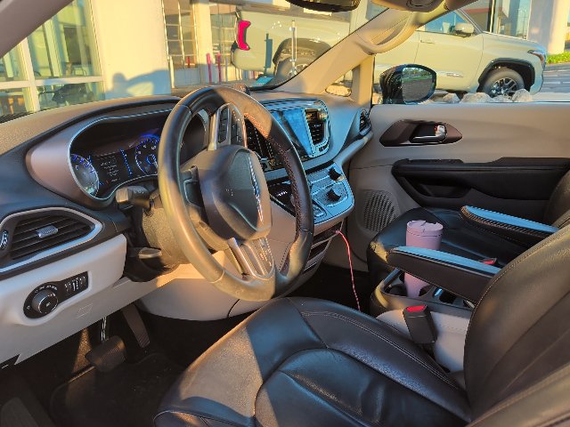 Used 2017 Chrysler Pacifica Touring-L FWD image 2
