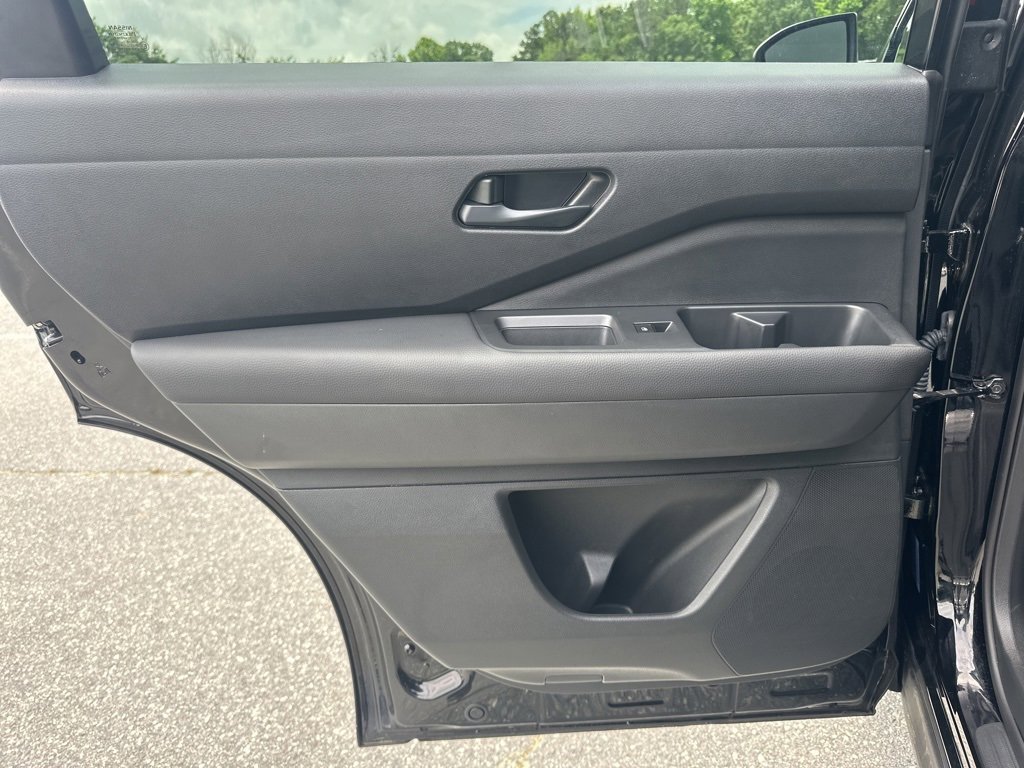 Used 2024 Nissan Pathfinder S image 24