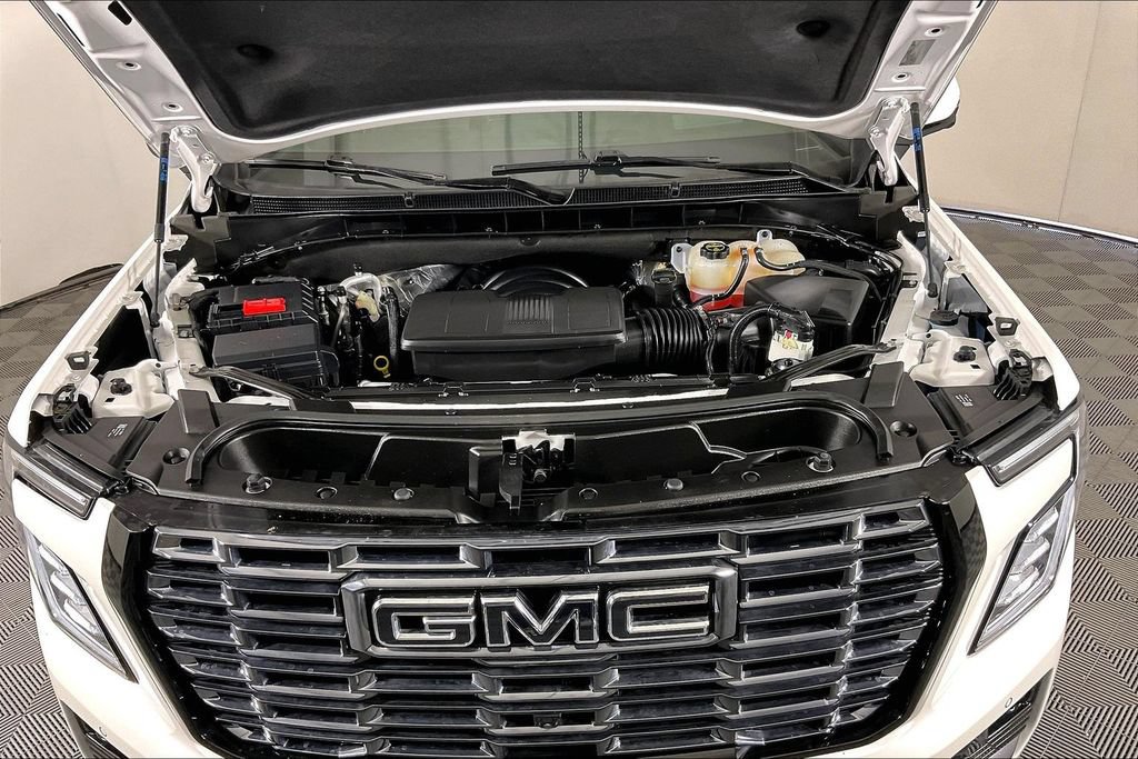 Used 2025 GMC Yukon Denali Ultimate AWD/4WD image 12