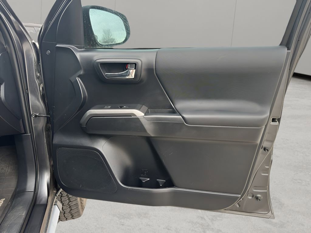 Used 2019 Toyota Tacoma TRD Off-Road w/ Technology Package image 30
