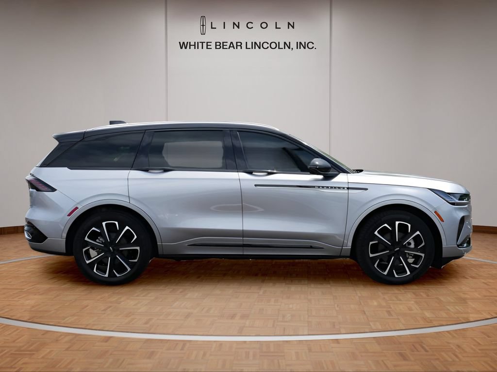 Used 2025 Lincoln Nautilus Reserve AWD/4WD image 4