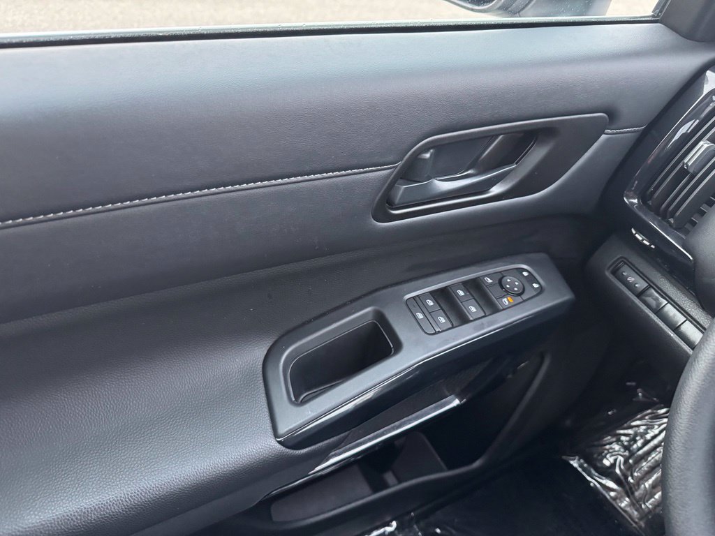 Used 2025 Nissan Pathfinder S AWD/4WD image 27